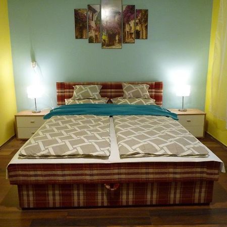 Eper Apartman Debrecen Esterno foto
